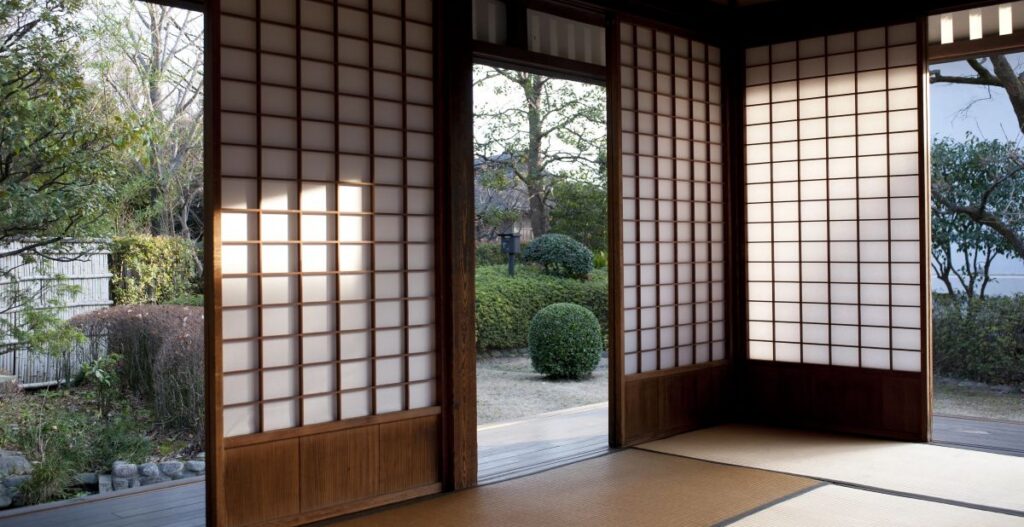 Traditionelles japanisches Zimmer mit Shoji-Schiebetüren und Blick in den Garten