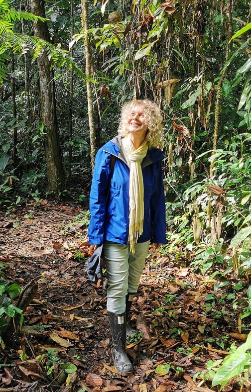 Karen Wittel bei einer Wanderung durch dichten tropischen Regenwald des Amazonas